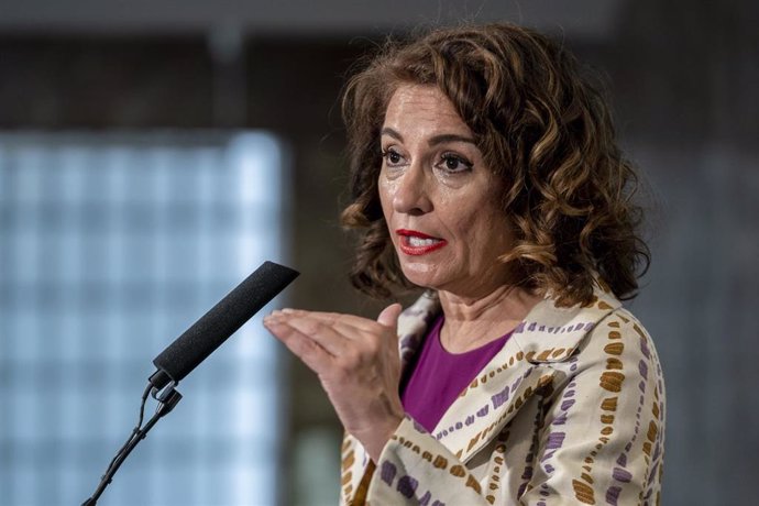 La ministra de Hacienda y Función Pública, María Jesús Montero, presta declaraciones antes del acto de presentación de una medalla solidaria con Ucrania, en el Auditorio de la Fábrica Nacional de Moneda y Timbre, a 1 de junio de 2022, en Madrid (España)