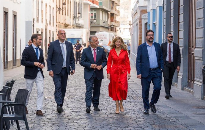 La vicepresidenta segunda y ministra de Trabajo y Economía Social, Yolanda Díaz; el presidente del Gobierno de Canarias, Ángel Víctor Torres (3i); el presidente del Cabildo de La Palma, Mariano Hernández Zapata (1i); y  el secretario de Estado de Trabaj