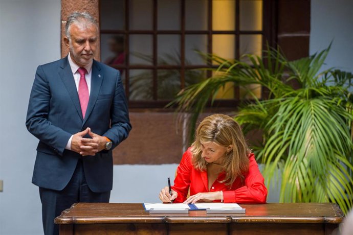 La vicepresidenta segunda y ministra de Trabajo y Economía Social, Yolanda Díaz; junto al presidente del Gobierno de Canarias, Ángel Víctor Torres; firma el protocolo del Plan Integral de Empleo de Canarias, en el Palacio de Salazar de Santa Cruz de La 