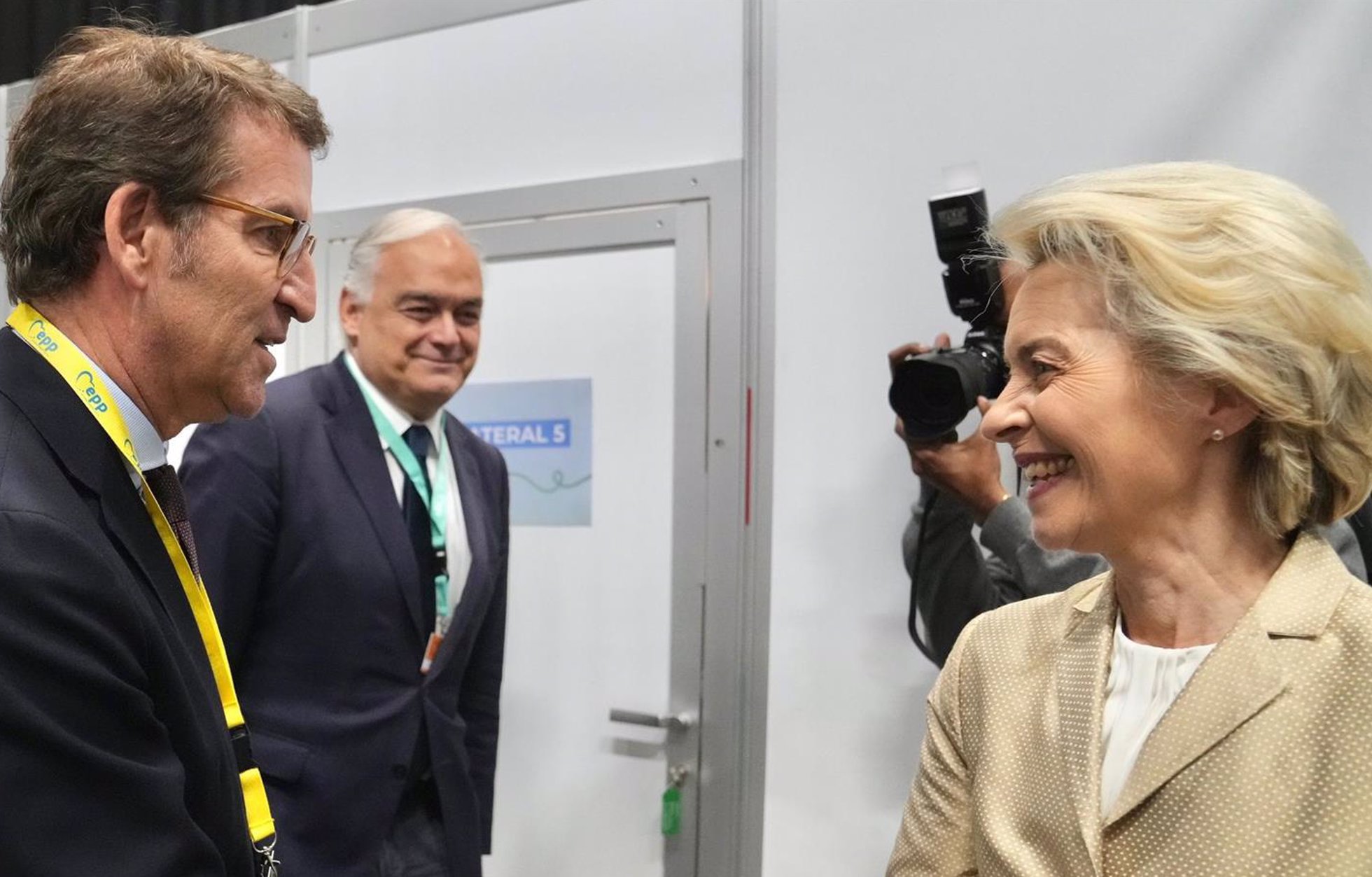 El líder del PP, Alberto Núñez Feijóo, con la presidenta de la Comisión Europea, Ursula von der Leyen, en Róterdam