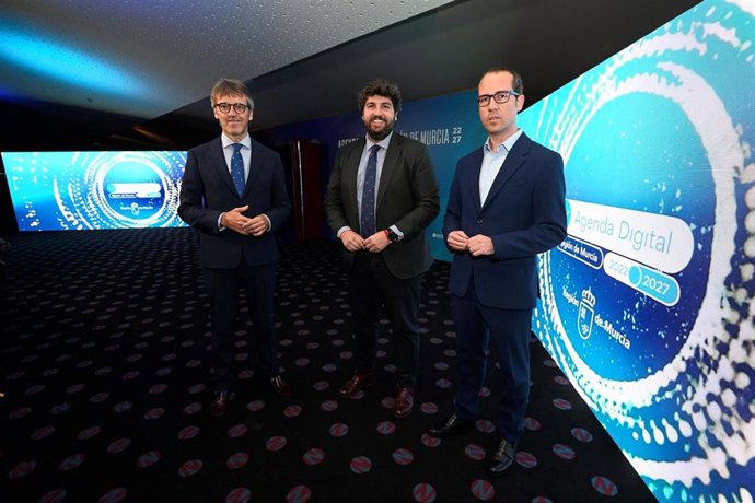 El jefe del Ejecutivo regional, Fernando López Miras, en el centro, durante la presentación de la Agenda Digital 2022-2027