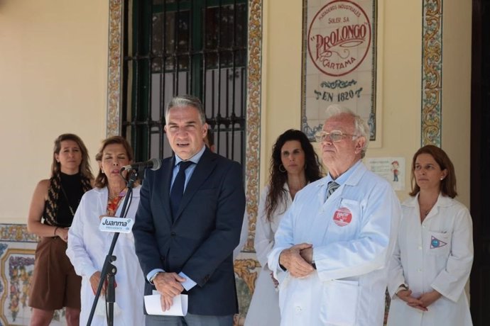 El coordinador general del PP, Elías Bendodo, visita una fábrica del sector cárnico de Málaga.