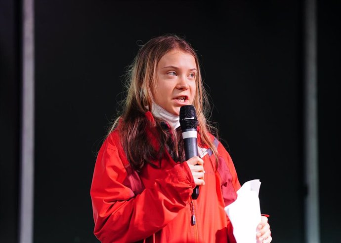 Archivo - 05 November 2021, United Kingdom, Glasgow: Climate activist Greta Thunberg speaking on the main stage in George Square as part of the Fridays for Future Scotland march during the Cop26 summit in Glasgow. Photo: Jane Barlow/PA Wire/dpa