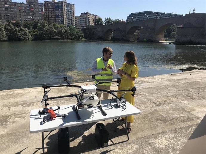 La consejera municipal de Servicios Público y Movilidad, Natalia Chueca, ha acudido a comprobar el vuelo de un dron que combate las lasvas de mosca negra en la zona del embarcadero del Club Náutico