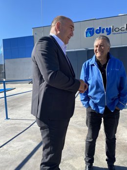 El presidente de la Diputación de Segovia, Miguel Ángel de Vicente, junto con el director general de Drylock, Miguel Ángel González.