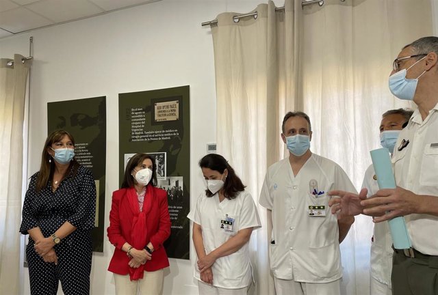 Margarita Robles visita a los catorce heridos en el combate de Ucrania que están siendo atendidos en el Hospital General de la Defensa de Zaragoza