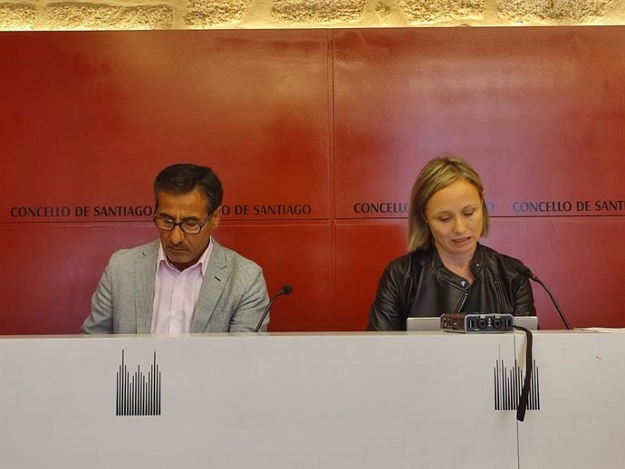 El director del área de régimen interno del Ayuntamiento de Santiago, Pablo Rúa, y la edil de Hacienda, Marta Abal, en rueda de prensa