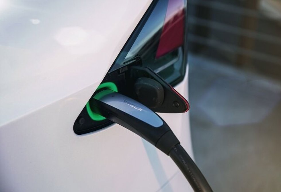 Archivo - Coche de Tesla cargando