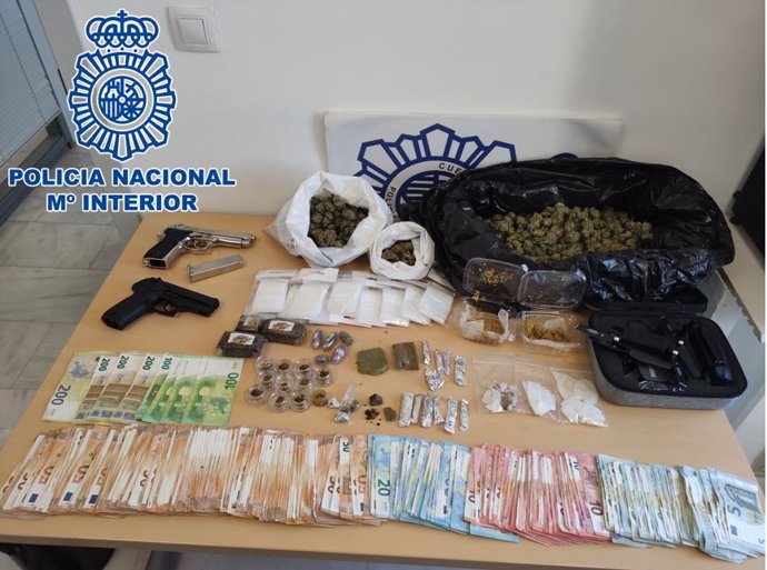 Dinero y droga intervenida en la Operación Fly en Motril (Granada).