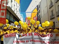 Miles de trabajadores de Correos se manifiestan en Madrid en contra el "desmantelamiento" de la empresa
