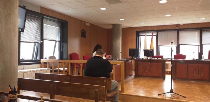 Un vecino de Vigo acepta pagar una multa de 900 euros tras reconocer un delito de posesión de pornografía infantil.