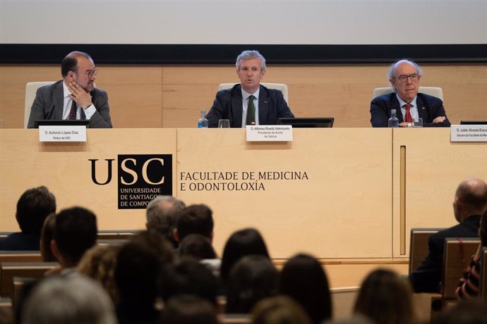 El presidente de la Xunta, Alfonso Rueda, y el rector de la USC, Antonio López, en la inauguración del Congreso de la Sociedad Española de Cirugía Plástica Ocular y Orbitaria en Santiago de Compostela.