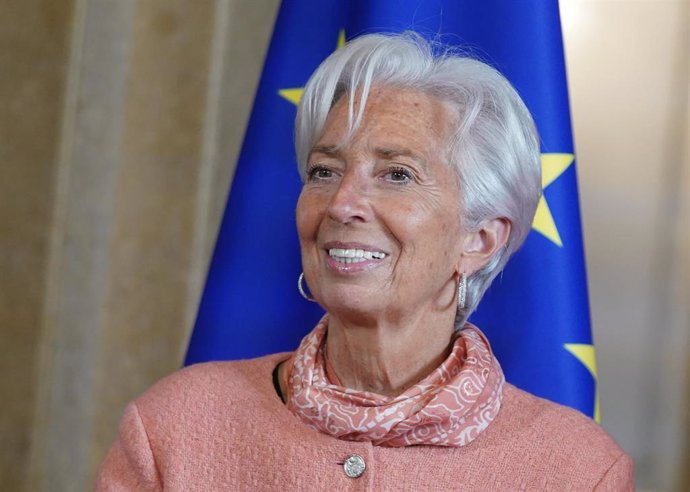 Archivo - FILED - 27 April 2022, Hamburg: Christine Lagarde, President of the European Central Bank (ECB), stands on the mirror at the beginning of her visit to City Hall. Lagarde expects ECB rate hike could come as soon as July. Photo: Marcus Brandt/dpa