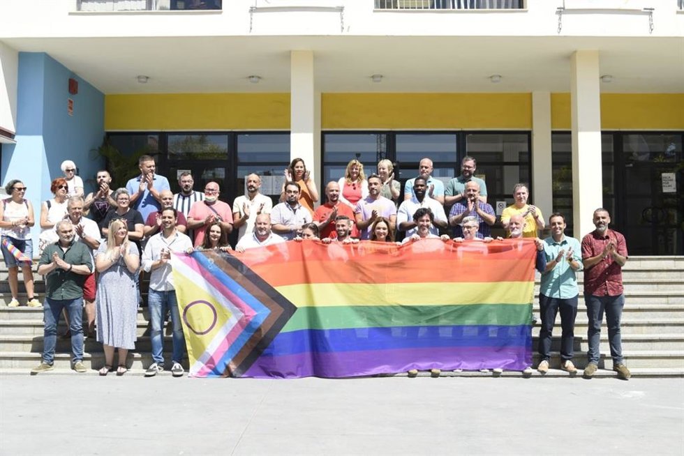 Despliegue de la bandera del colectivo LGTBIQ+ con el que da comienzo el grueso de actividades programadas en el Pride 2022 en Torremolinos