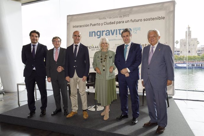 CEO de Ingravitto, Raúl Tinoco, el pte. Autoridad Portuaria de Sevilla, Rafael Carmona, el alcalde de Sevilla, Antonio Muñoz, la pta.   Autoridad Portuaria de la Bahía de Cádiz, Teófila Martínez, y el director general de Endesa Andalucía, Rafael Sánchez.