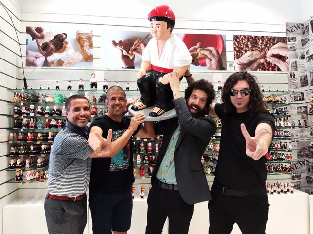 Sergi Alós, Marc Alós, Juan Ibáñez y Pablo Ibáñez en la tienda Caganer.Com de Madrid