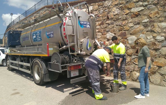 Archivo - Camión cisterna de agua 