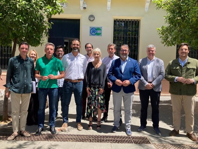 Consejo Provincial de alcaldes del PP presidido por el portavoz del PP andaluz, Ramón Fernández Pacheco, y la candidata y número uno por Sevilla al Parlamento, Patricia del Pozo.