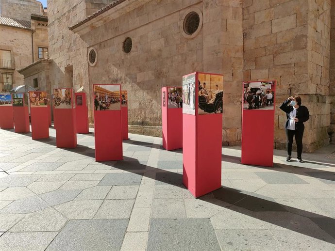 Exposición con imágenes del desfile del Siglo de Oro del pasado año en la Plaza de San Benito de Salamanca.