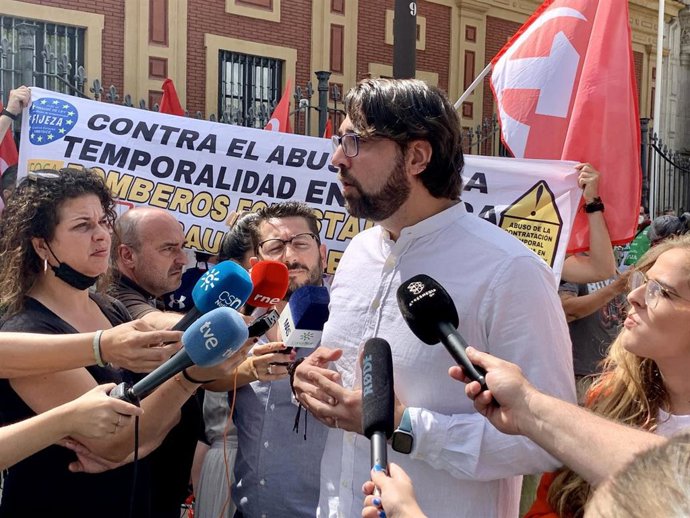 El candidato de Por Andalucía en la provincia de Sevilla y concejal de Podemos Écija, Mario Perea, en la concentración del Infoca en San Telmo.