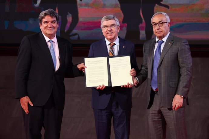 José Luis Escrivá, ministro de Inclusión, Seguridad Social y Migraciones, el presidente del COI, Thomas Bach, y el presidente del COE, Alejandro Blanco, firman un acuerdo para impulsar la integración a través del deporte.