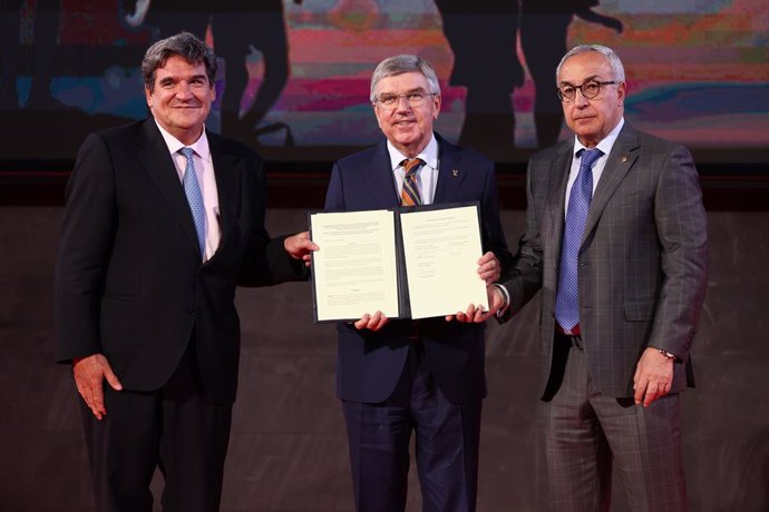 Jose Luis Escriva, Minister of Inclusion, Social Security and Migration; Thomas Bach, President of the International Olympic Committee IOC and of the Olympic Refuge Foundation; Alejandro Blanco, president of the Spanish Olympic Committee COE; pose for p