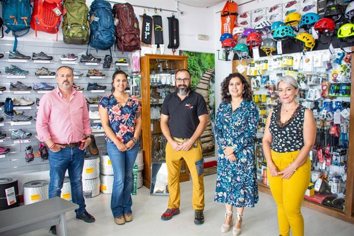 La consejera insular de Empleo, Desarrollo Socioeconómico y Acción Exterior, Carmen Luz Baso, visita un comercio participante en la campaña de Bonos Tenerife