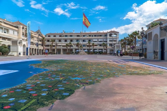 Nerja acoge el mapa gigante con los atractivos de los 103 municipios de la provincia