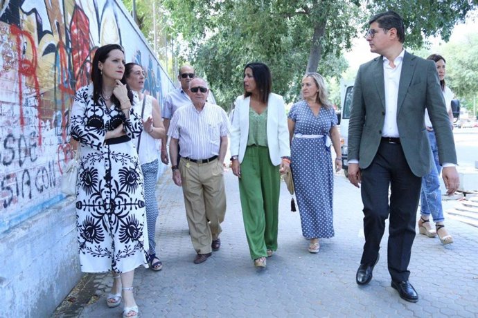 Bosquet (Cs), acompañada de Pimentel, con vecinos de Tres Barrios-Amate