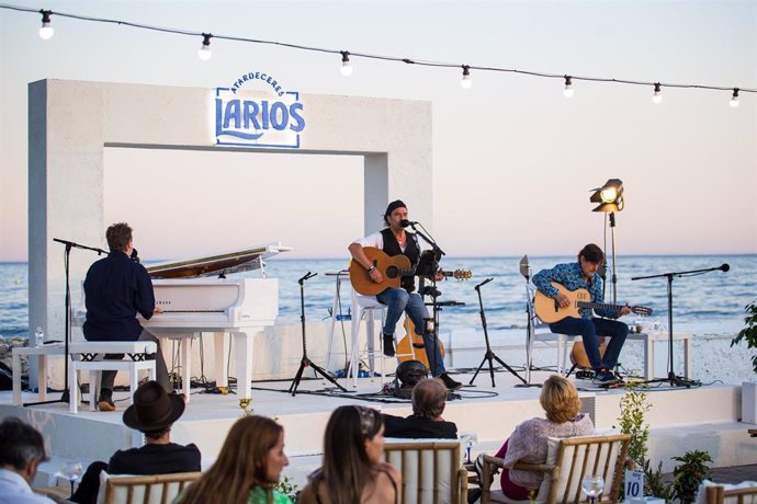 Los Atardeceres Larios se celebrarán del 12 al 21 de julio en el Balneario de Málaga capital con diversos artistas invitados como Kiko Veneno, Antonio Carmona, Sole Giménez, Marlango o Tam Tam Go, entre otros.