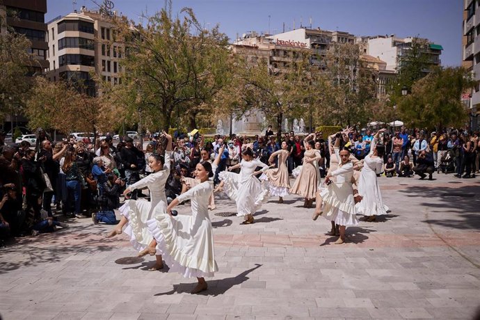 Jóvenes En Danza De La Mano Del Festival De Granada Actúa En La Feria Del Libro, Sábado 21 De Mayo