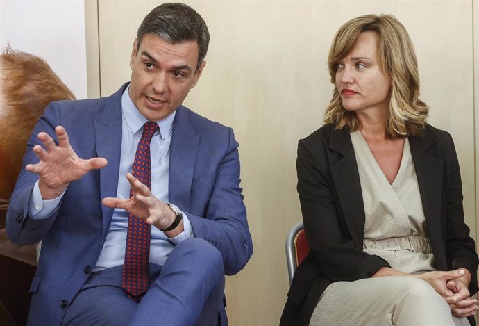 El presidente del Gobierno, Pedro Sánchez (i) y la ministra de Educación y Formación Profesional, Pilar Alegría