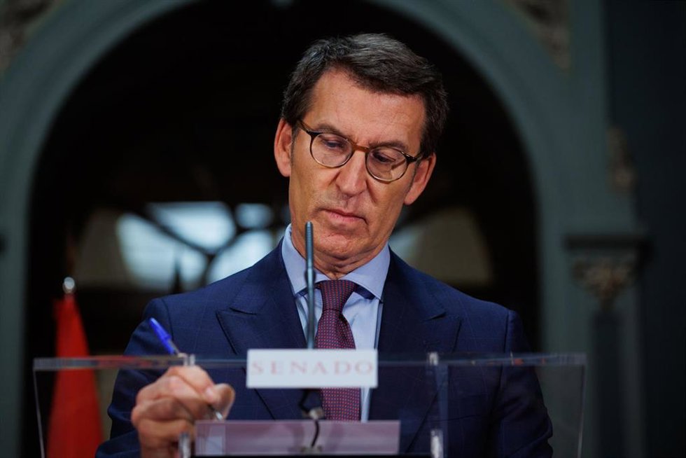 El presidente del PP, Alberto Núñez Feijóo, responde a los medios tras tomar posesión de su acta de senador, en el Senado, a 25 de mayo de 2022, en Madrid (España). Feijóo toma cargo de su escaño en el Senado, justo un día después de ser elegido senador