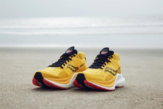 Archivo - Saucony presenta las 'ultraligeras' zapatillas para corredores Tempus.
