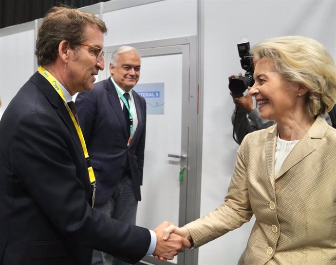 El líder del PP, Alberto Núñez Feijóo, con la presidenta de la Comisión Europea, Ursula von der Leyen, en Róterdam