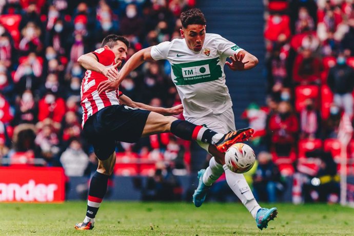 Archivo - Ezequiel Ponce, jugador del Elche, durante un partido contra el Athletic Club