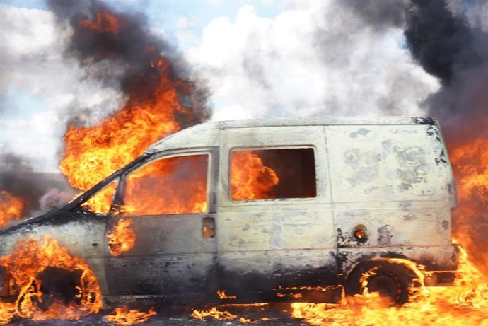Vehículo ardiendo cuando circulaba por la A-49 a la altura de Huévar.