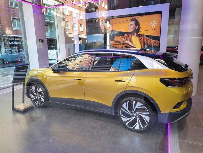 Archivo - Turismo en un concesionario