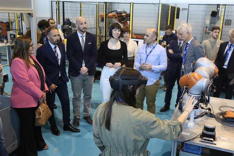 La ministra de Innovación visitando Tekniker en Eibar.