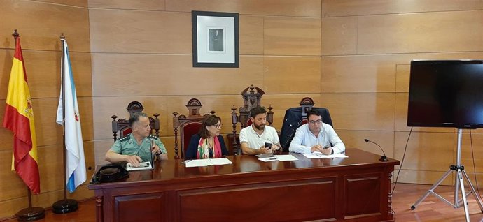La subdelegada del Gobierno en Pontevedra, Maica Larriba, preside la junta de seguridad local en Cambados.