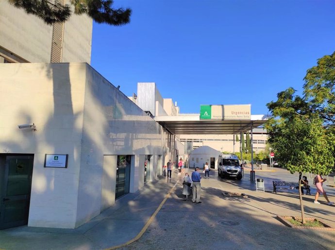 Archivo - Una ambulancia en la entrada a Urgencias del Hospital Universitario Reina Sofía de Córdoba.