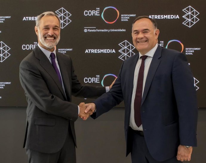 Silvio González, consejero delegado de Atresmedia, y Carlos Giménez, consejero delegado de Planeta Formación y Universidades firman un acuerdo de colaboración