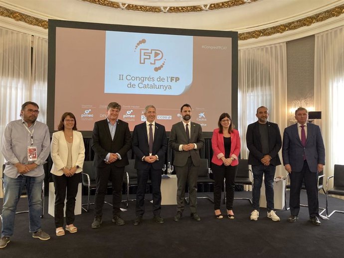 (I-D) Camil Ros (UGT), Antoni Cañete (Pimec), Josep González Cambray, Roger Torrent, Gemma Geis, Javier Pacheco (CC.OO.) Y David Tornos (Foment Del Treball).