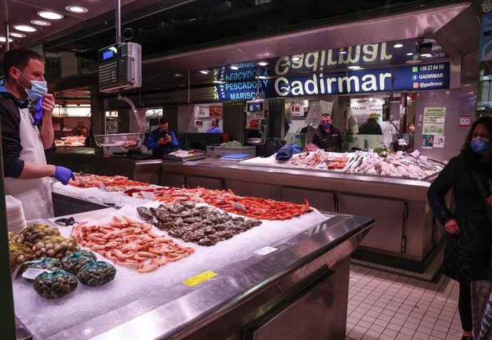 Archivo - Un vendedor en un puesto de pescado y marisco en el Mercado Central de Valencia, a 24 de marzo de 2022, en Valencia, Comunidad Valenciana, (España).