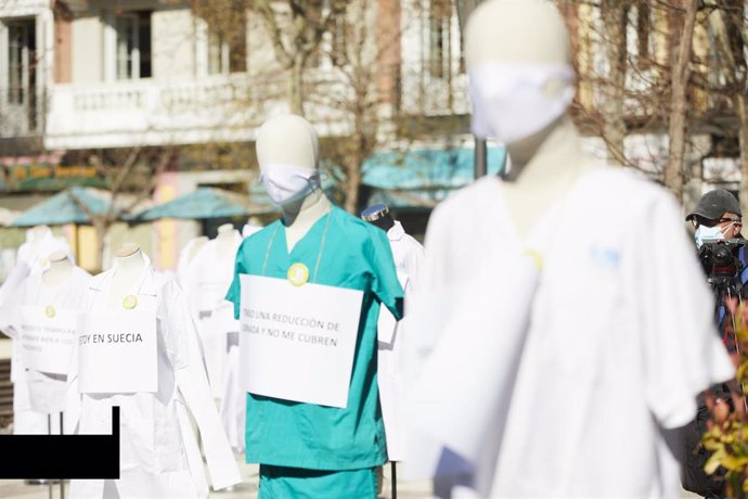 Archivo - Profesionales sanitarios colocan maniquíes con carteles 