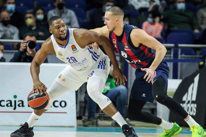 Archivo - Guerschon Yabusele, del Real Madrid y Tadas Sedekerskis, del  Bitci Baskonia, luchan por un balón durante un partido de Euroliga