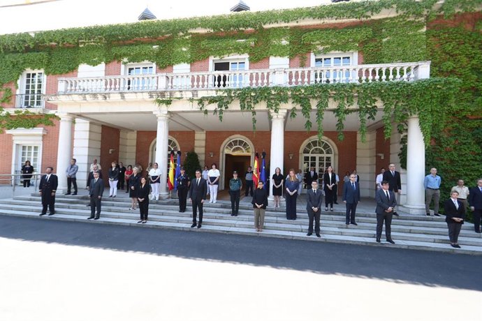 Archivo - El presidente del Gobierno, Pedro Sánchez junto a varios miembros del Ejecutivo en una imagen de archivo.
