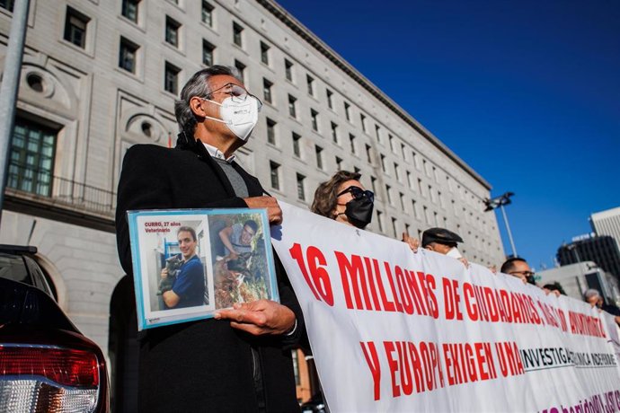 Archivo - Varios representantes de la Plataforma Víctimas Alvia 04155, con una pancarta, antes de su reunión con la ministra de Transportes, Movilidad y Agenda Urbana, en la sede del Ministerio, a 16 de diciembre de 2021.