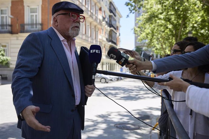 El comisario jubilado José Manuel Villarejo responde a los medios tras declarar en la Audiencia Nacional, a 1 de junio de 2022, en Madrid (España). Villarejo ha sido llamado a declarar como imputado por sus negocios privados por la pieza relativa a la a