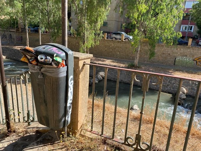 Papelera llena en el entorno del Puente Verde
